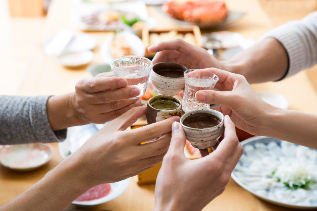 「祝い酒」「やけ酒」「百薬の長」──アルコール依存症で起こる問題とは?