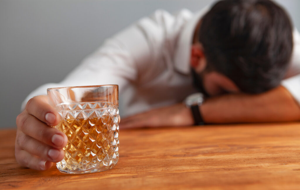 「祝い酒」「やけ酒」「百薬の長」──アルコール依存症で起こる問題とは?